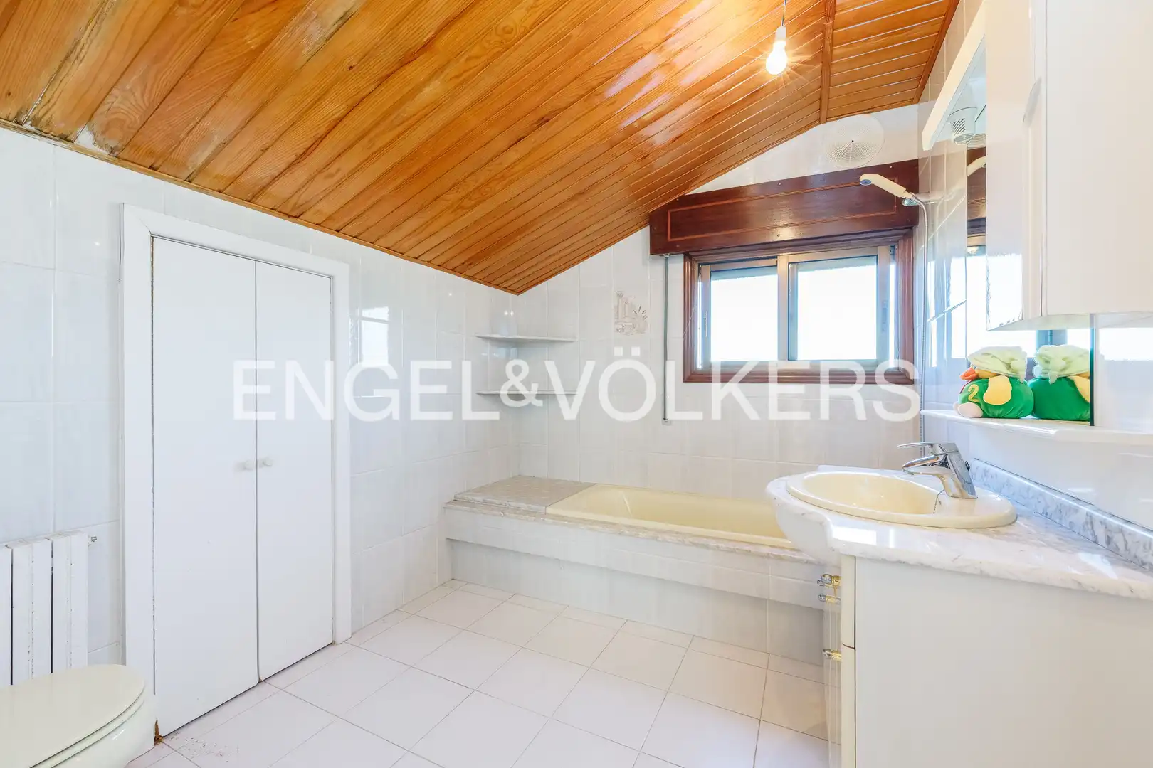 Baño de Casa o chalet en venta en Vigo  con Calefacción, Jardín privado y Parquet