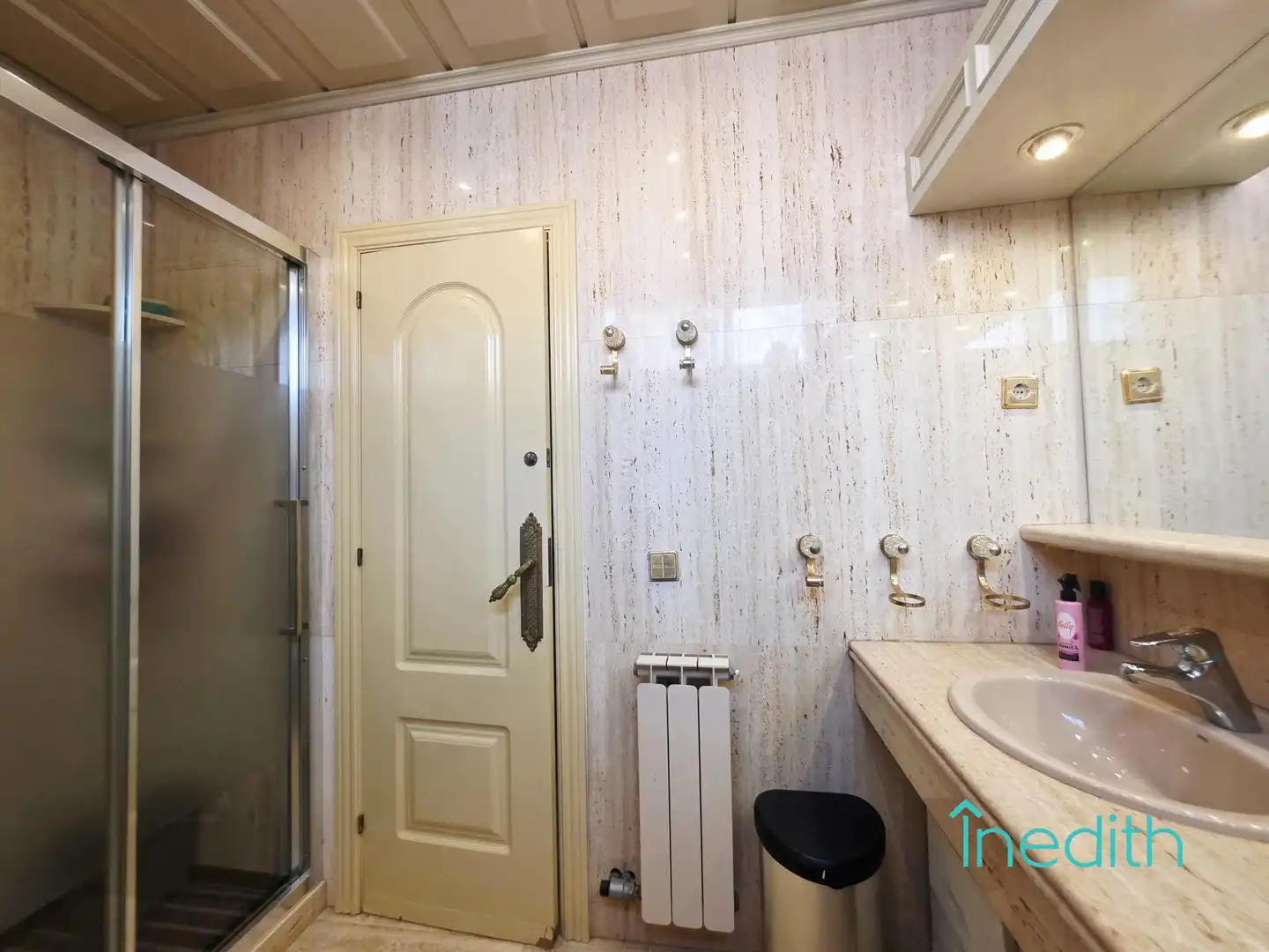 Badezimmer von Einfamilien-Reihenhaus zum Verkauf in Viladecans mit Klimaanlage, Heizung und Terrasse