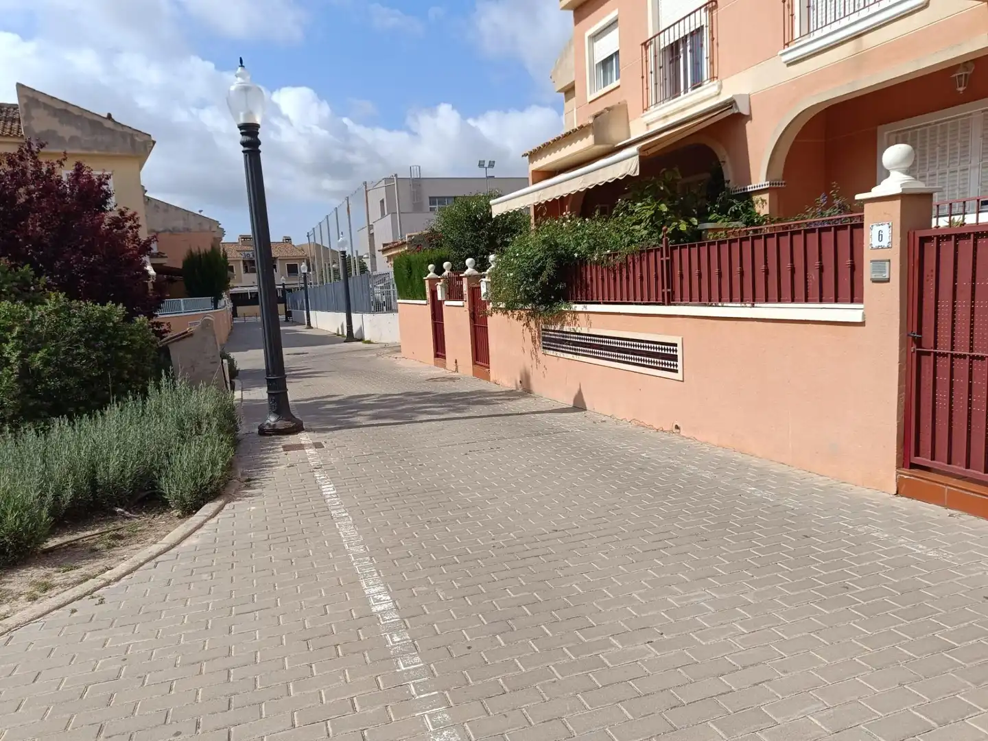 Außenansicht von Einfamilien-Reihenhaus zum Verkauf in Elche / Elx mit Privatgarten, Terrasse und Gemeinschaftspool