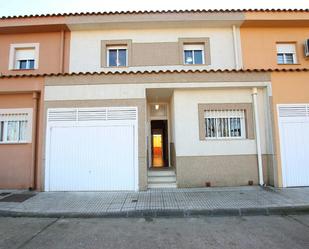 Exterior view of House or chalet for sale in Torremayor