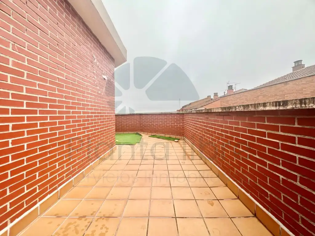 Außenansicht von Dachboden zum Verkauf in Lardero mit Klimaanlage, Terrasse und Möbliert