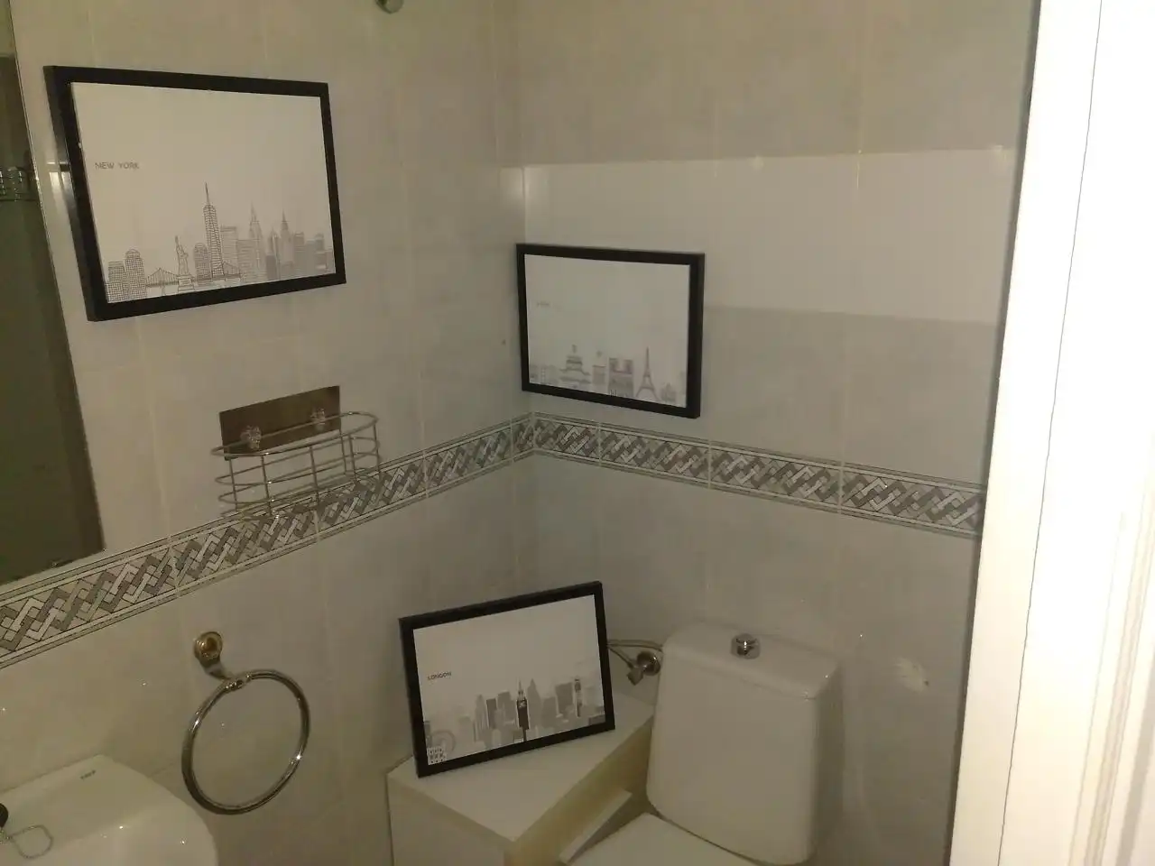 Bathroom of Study for rent in Córdoba  with Air Conditioner, Parquet flooring and Furnished