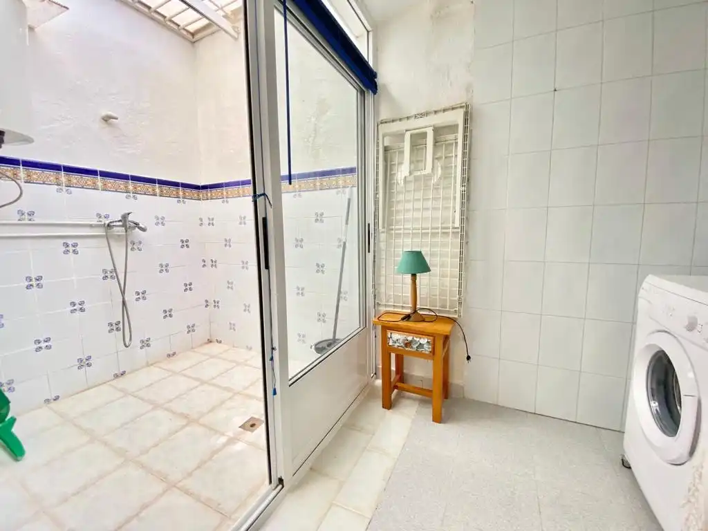 Baño de Planta baja de alquiler en Torrevieja con Jardín privado, Terraza y Piscina