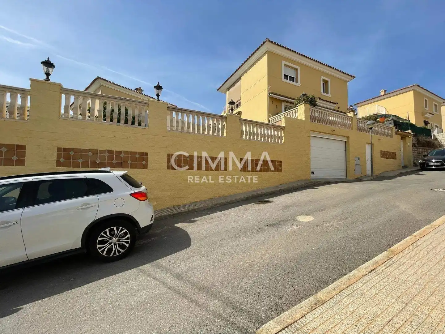 Vista exterior de Casa o xalet en venda en La Nucia amb Aire condicionat, Jardí privat i Terrassa