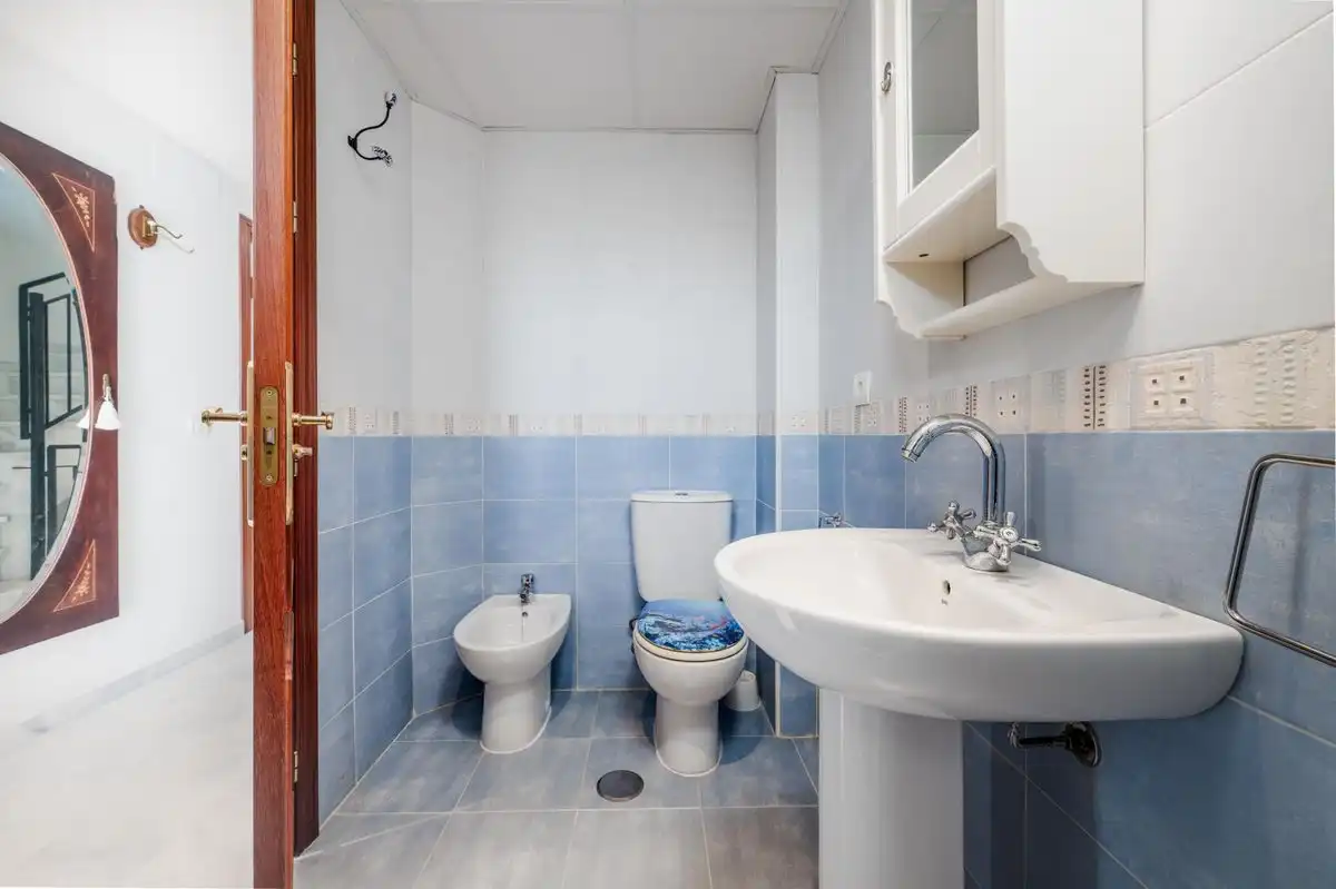 Baño de Casa adosada en venta en Espartinas con Calefacción y Amueblado