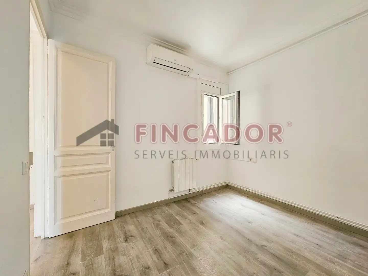 Bedroom of Flat for sale in Barcelona  with Air Conditioner, Heating and Parquet flooring