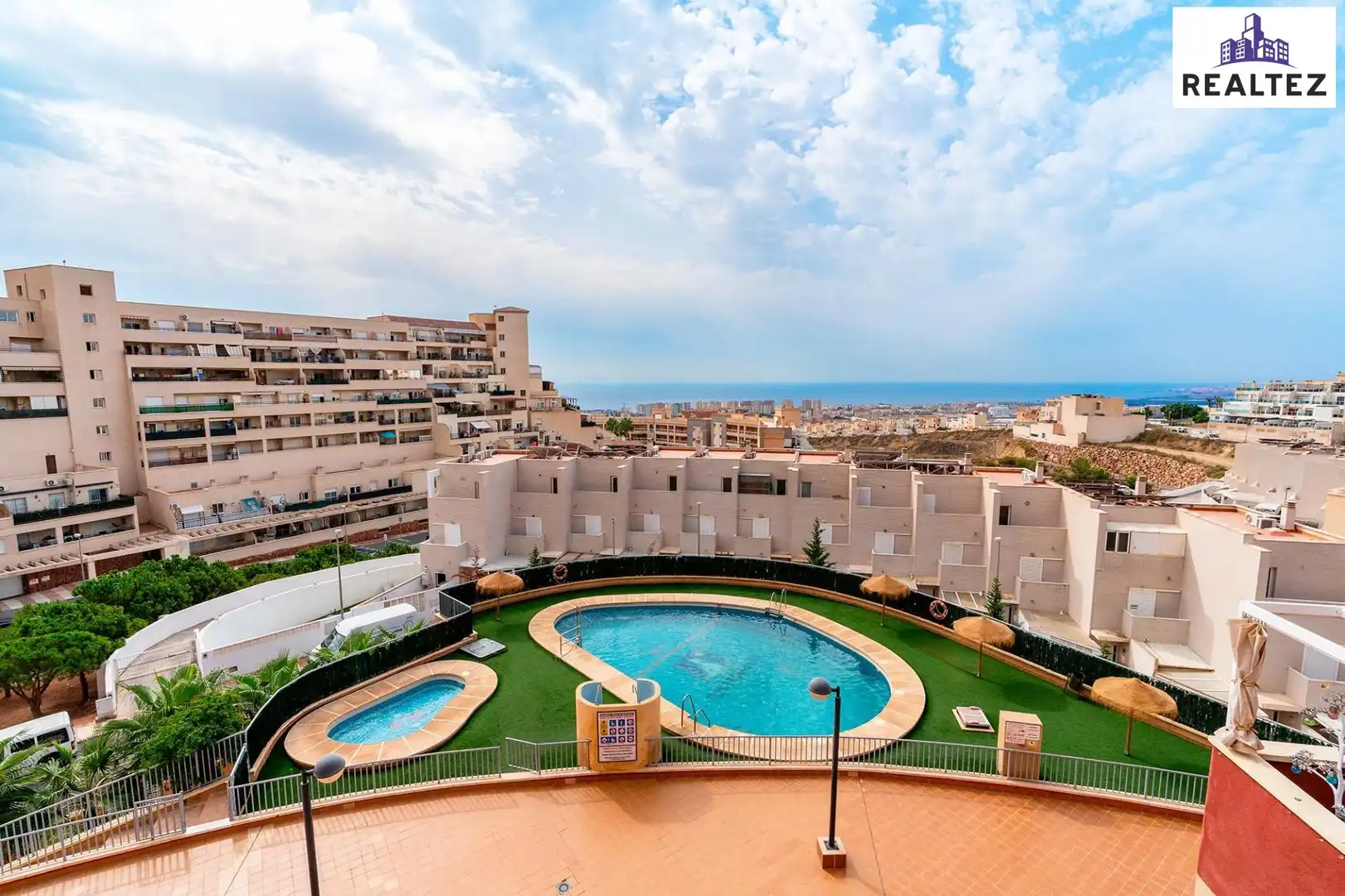 Piscina de Piso en venta en Roquetas de Mar con Aire acondicionado, Terraza y Amueblado