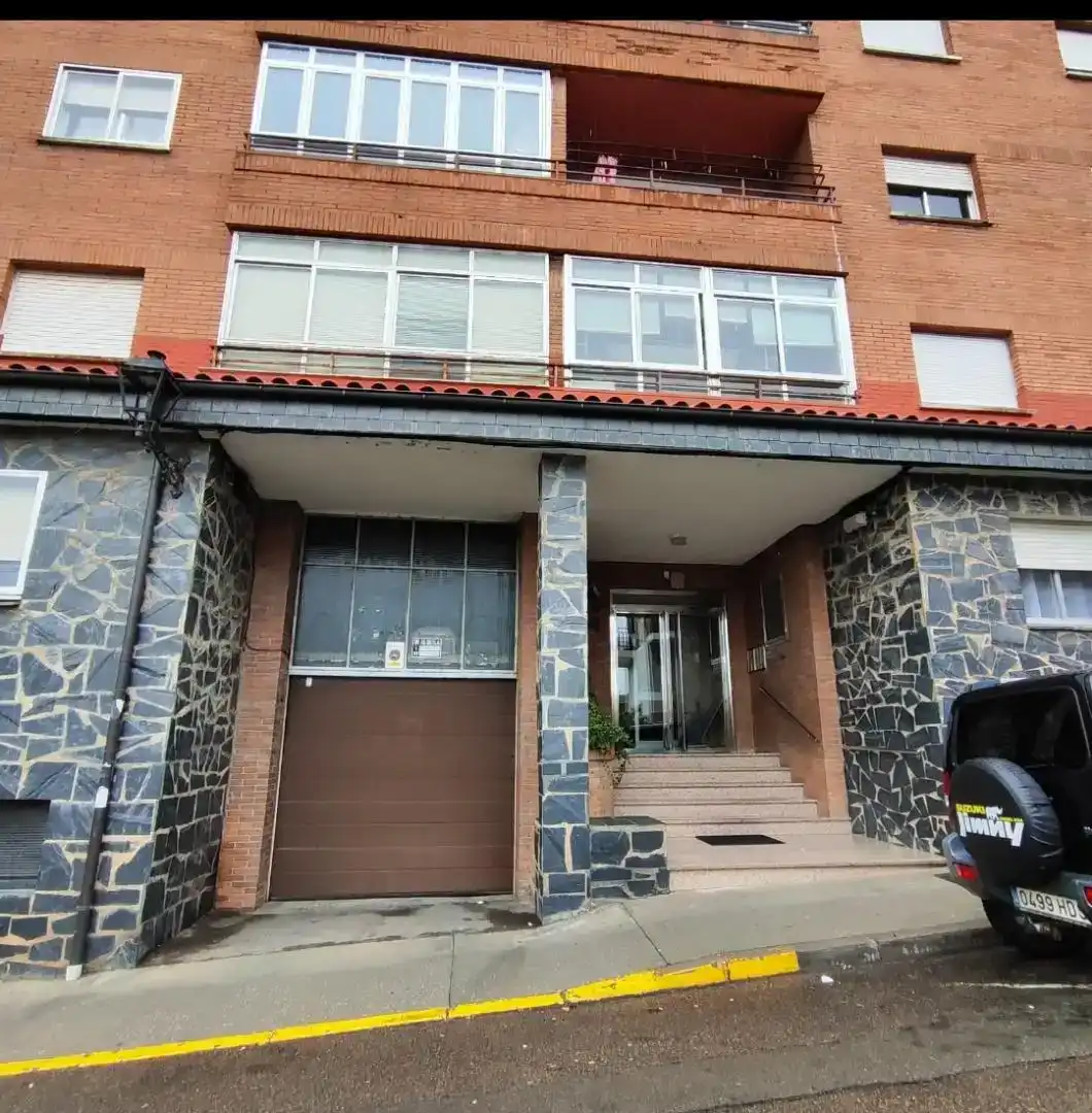 Vista exterior de Piso en venta en Cistierna, León