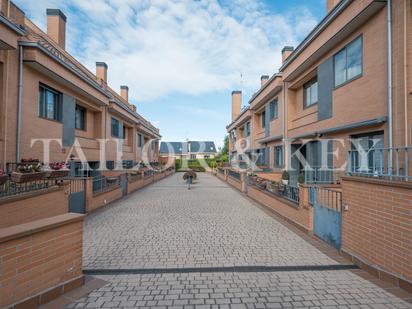 Vista exterior de Casa o xalet en venda en Pozuelo de Alarcón amb Aire condicionat, Terrassa i Piscina