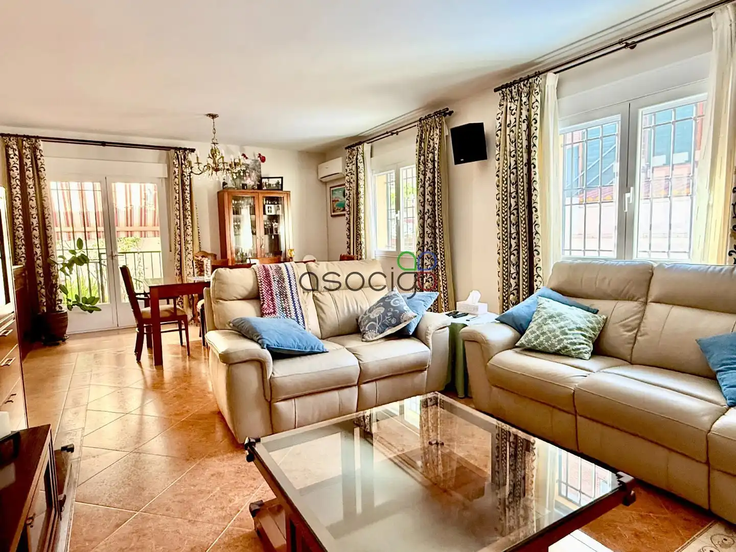 Sala de estar de Casa adosada en venta en Cabanillas del Campo con Aire acondicionado, Calefacción y Jardín privado