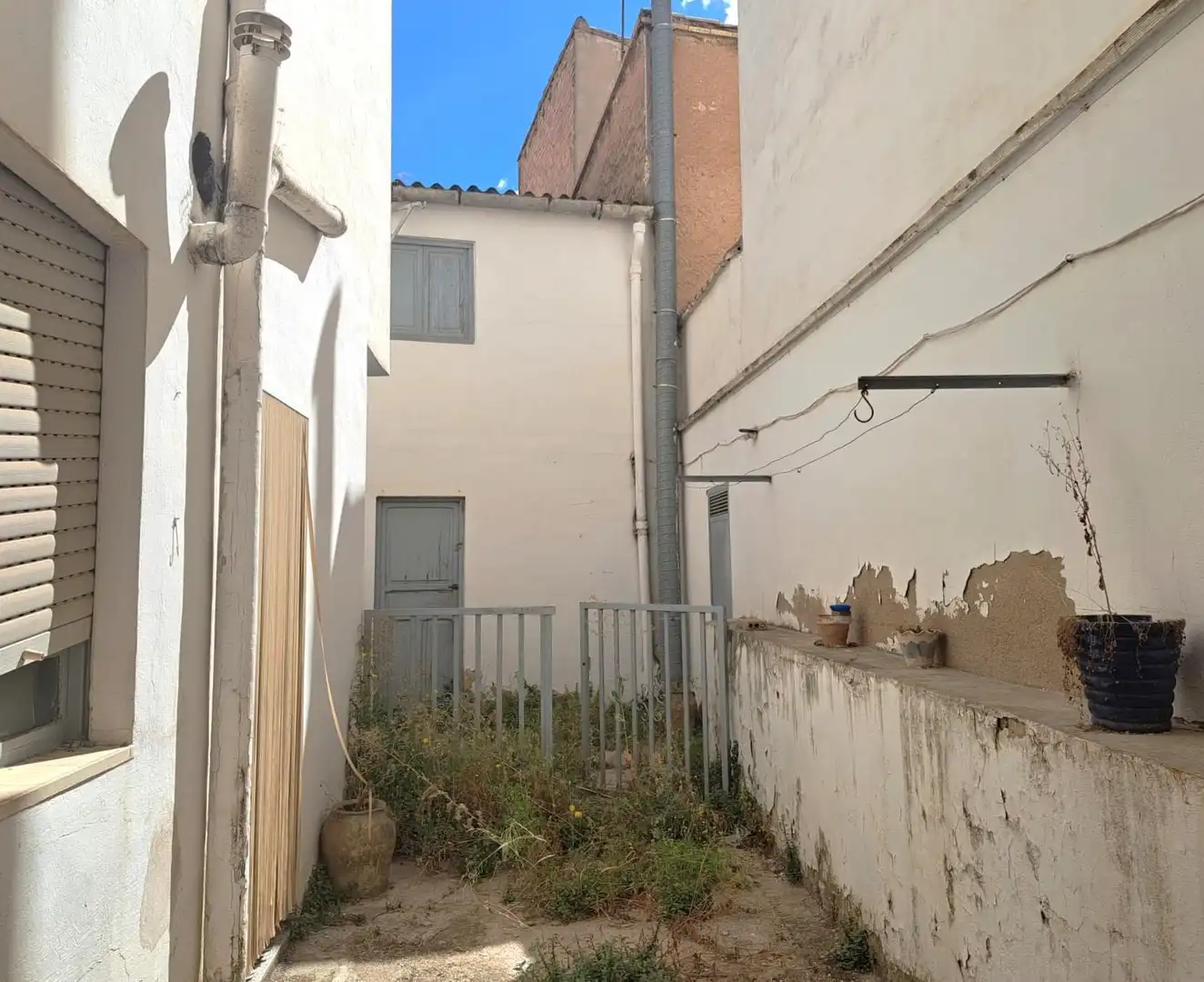 Außenansicht von Einfamilien-Reihenhaus zum Verkauf in Requena mit Terrasse, Abstellraum und Balkon