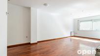 Living room of Flat for sale in Terrassa  with Air Conditioner, Heating and Parquet flooring