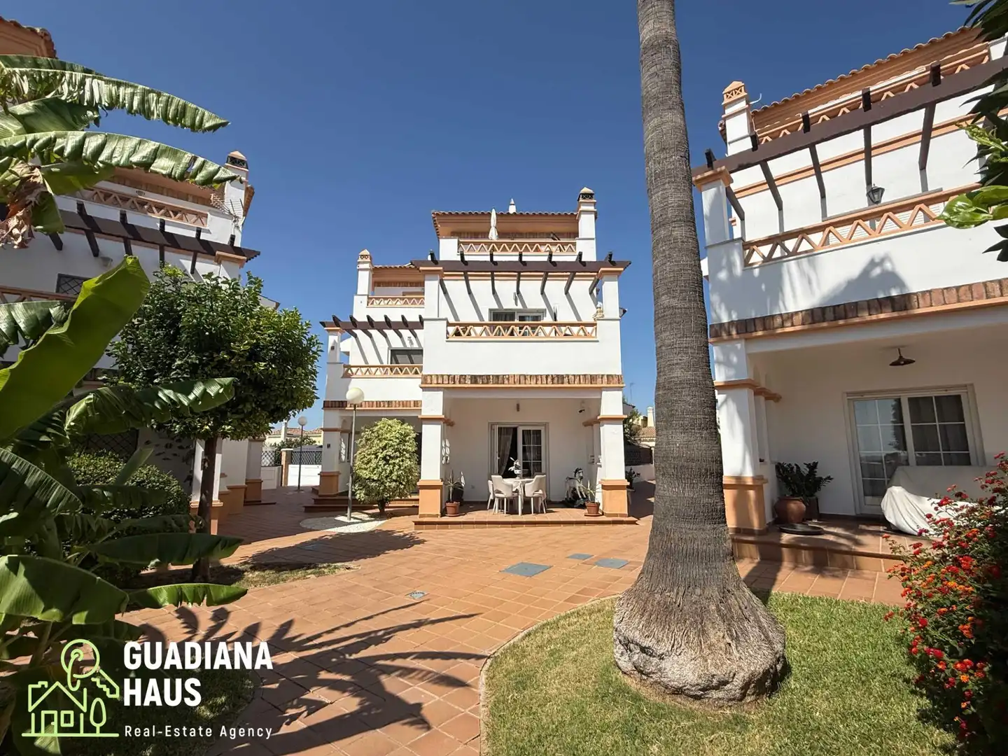 Vista exterior de Casa adosada en venda en Ayamonte amb Aire condicionat, Calefacció i Jardí privat