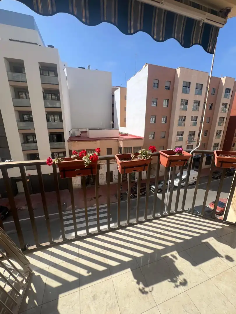 Terrasse von Wohnungen zur Miete in  Almería Capital mit Klimaanlage, Terrasse und Möbliert