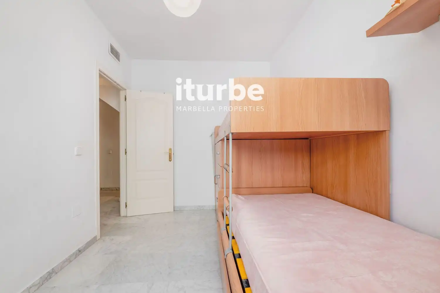Schlafzimmer von Maisonette zum Verkauf in Marbella mit Klimaanlage, Terrasse und Abstellraum