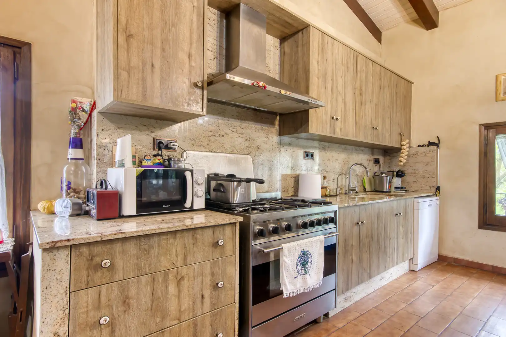 Küche von Country house zum Verkauf in Sant Joan Les Fonts mit Klimaanlage, Heizung und Privatgarten