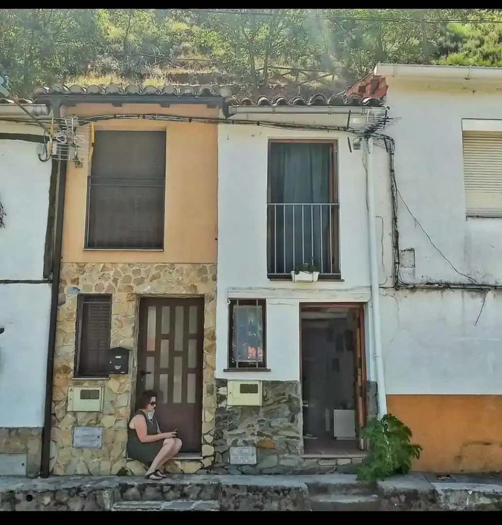 Vista exterior de Casa adosada en venda en Navaconcejo amb Moblat, Microones i TV