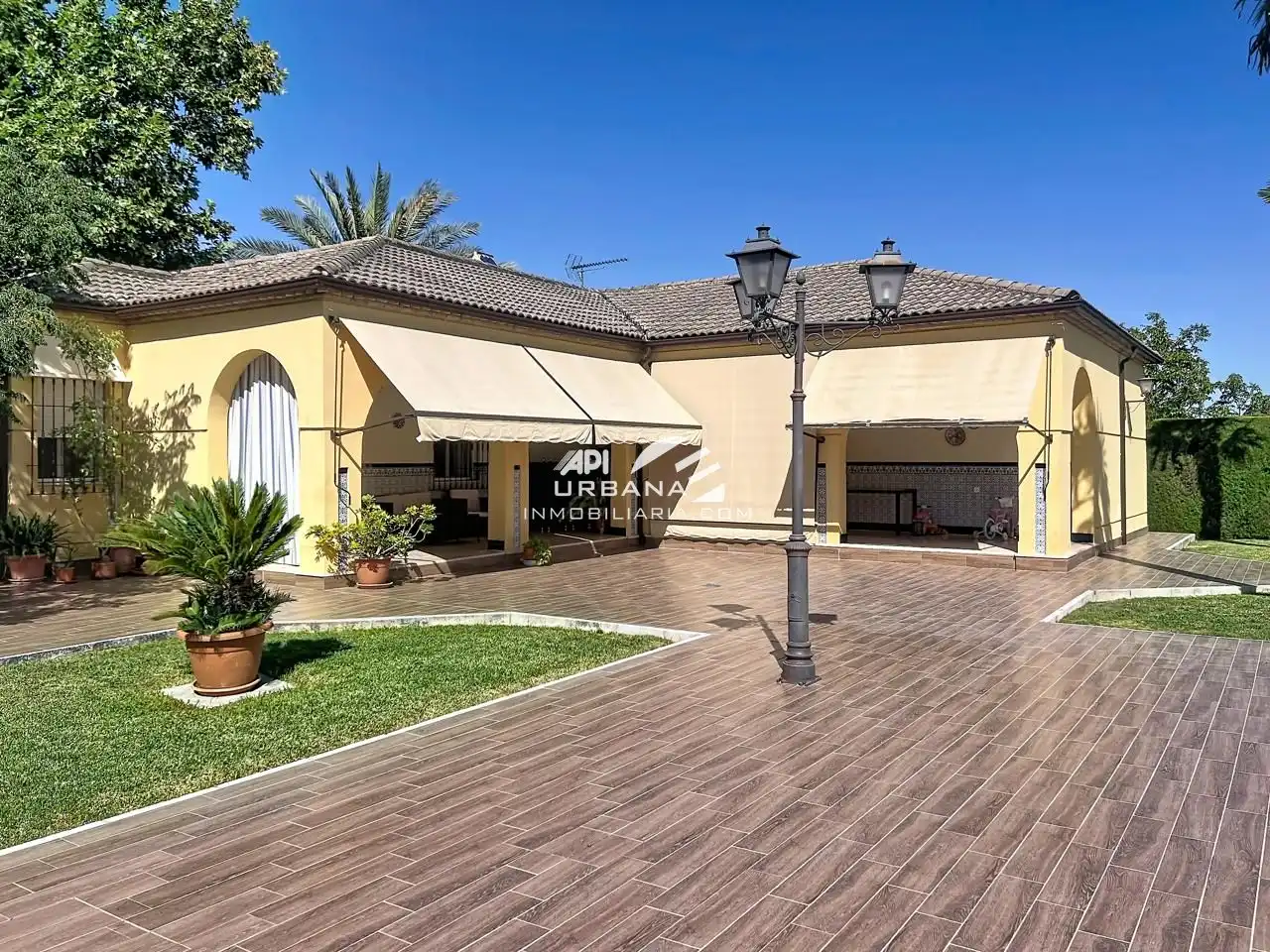 Vista exterior de Casa o xalet en venda en Lucena amb Aire condicionat i Piscina