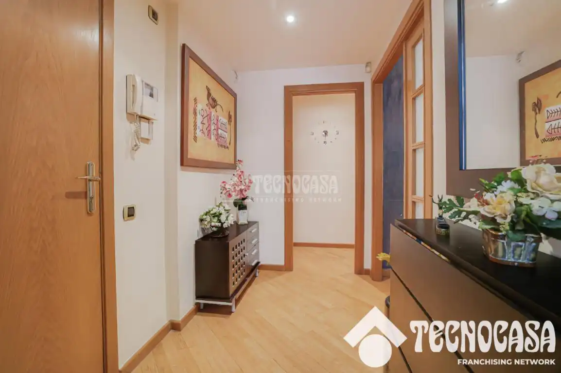 Wohnung zum Verkauf in Barcelona mit Klimaanlage, Abstellraum und Balkon