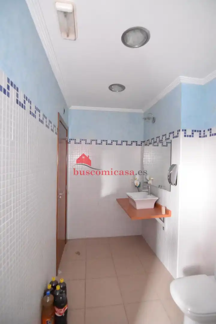 Bany de Local en venda en Linares amb Aire condicionat