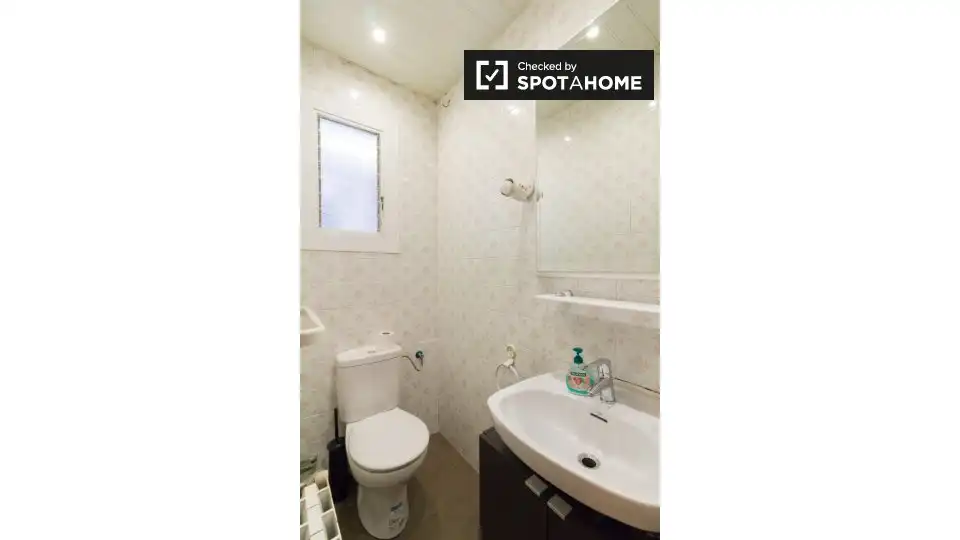 Bathroom of Flat for share in L'Hospitalet de Llobregat  with Air Conditioner, Heating and Furnished