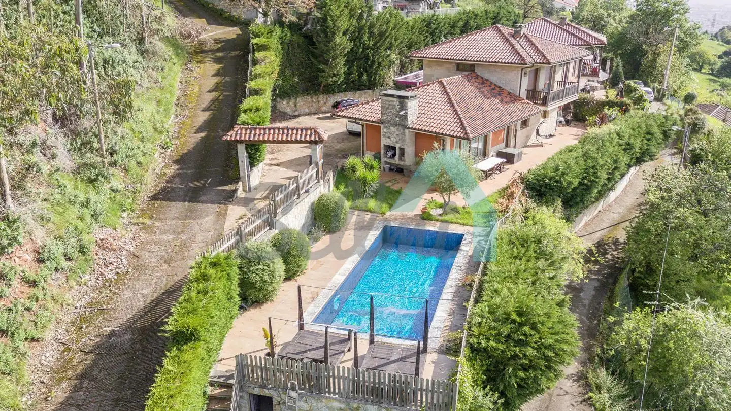 Piscina de Casa o chalet en venta en Oviedo  con Calefacción, Jardín privado y Parquet