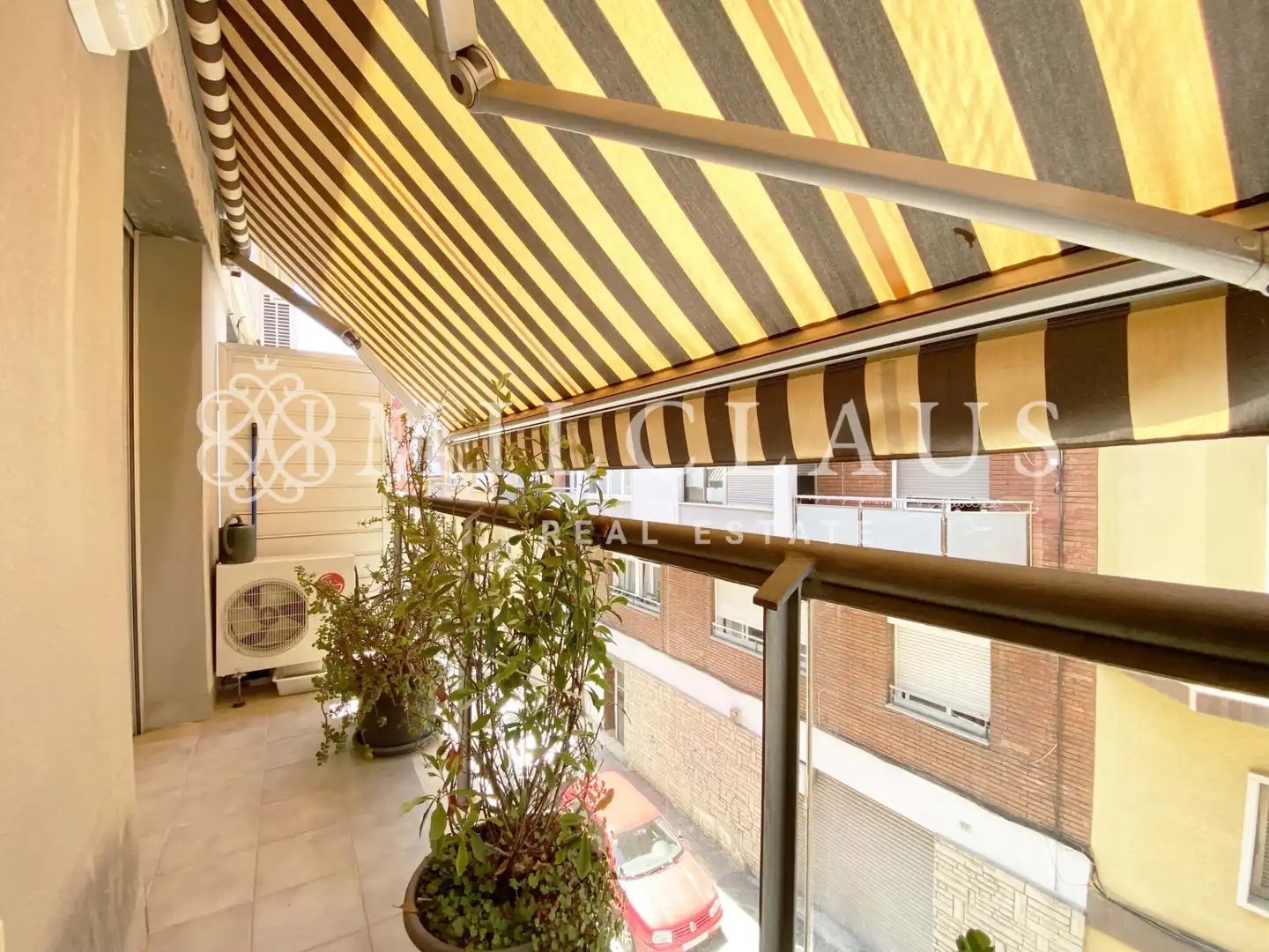 Terrasse von Einfamilien-Reihenhaus zum Verkauf in L'Hospitalet de Llobregat mit Klimaanlage, Heizung und Parkett