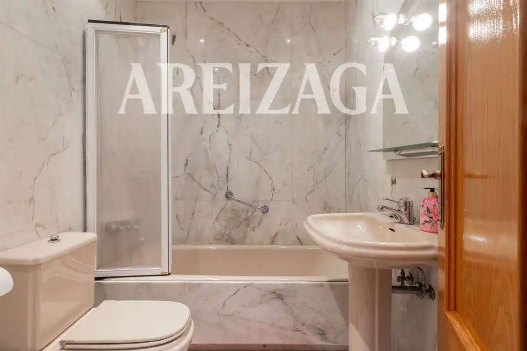 Baño de Piso en venta en Donostia - San Sebastián  con Calefacción, Terraza y Balcón
