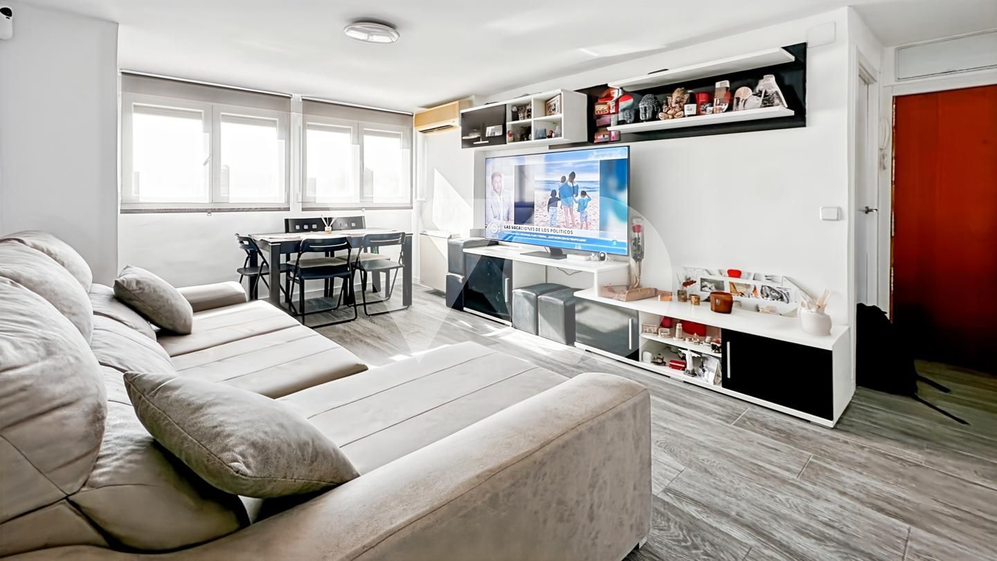 Sala d'estar de Apartament en venda en  Madrid Capital amb Aire condicionat, Calefacció i Moblat