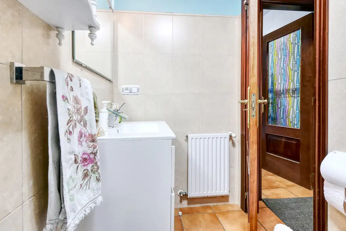 Baño de Casa adosada en venta en A Coruña Capital  con Calefacción, Jardín privado y Parquet