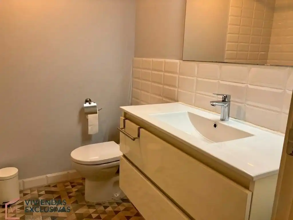 Badezimmer von Wohnung zum Verkauf in Barcelona mit Klimaanlage, Heizung und Privatgarten