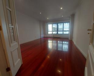 Living room of Flat to rent in Vigo   with Parquet flooring, Storage room and Oven