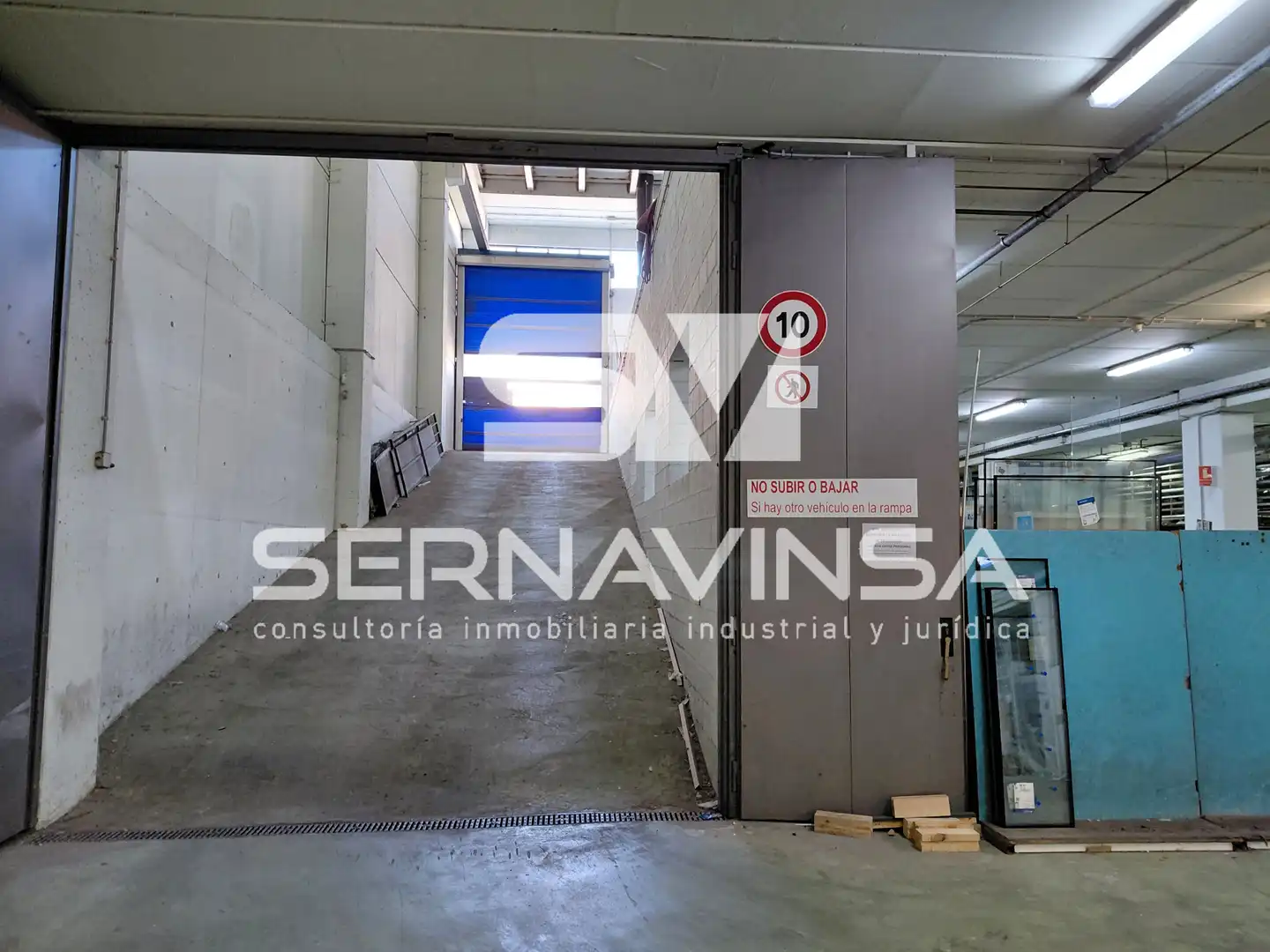 Parkplatz von Fabrikhallen zum Verkauf in Montcada i Reixac mit Heizung