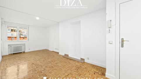 Foto 2 de Piso de alquiler en De Agustín de Foxá, Castilla, Madrid