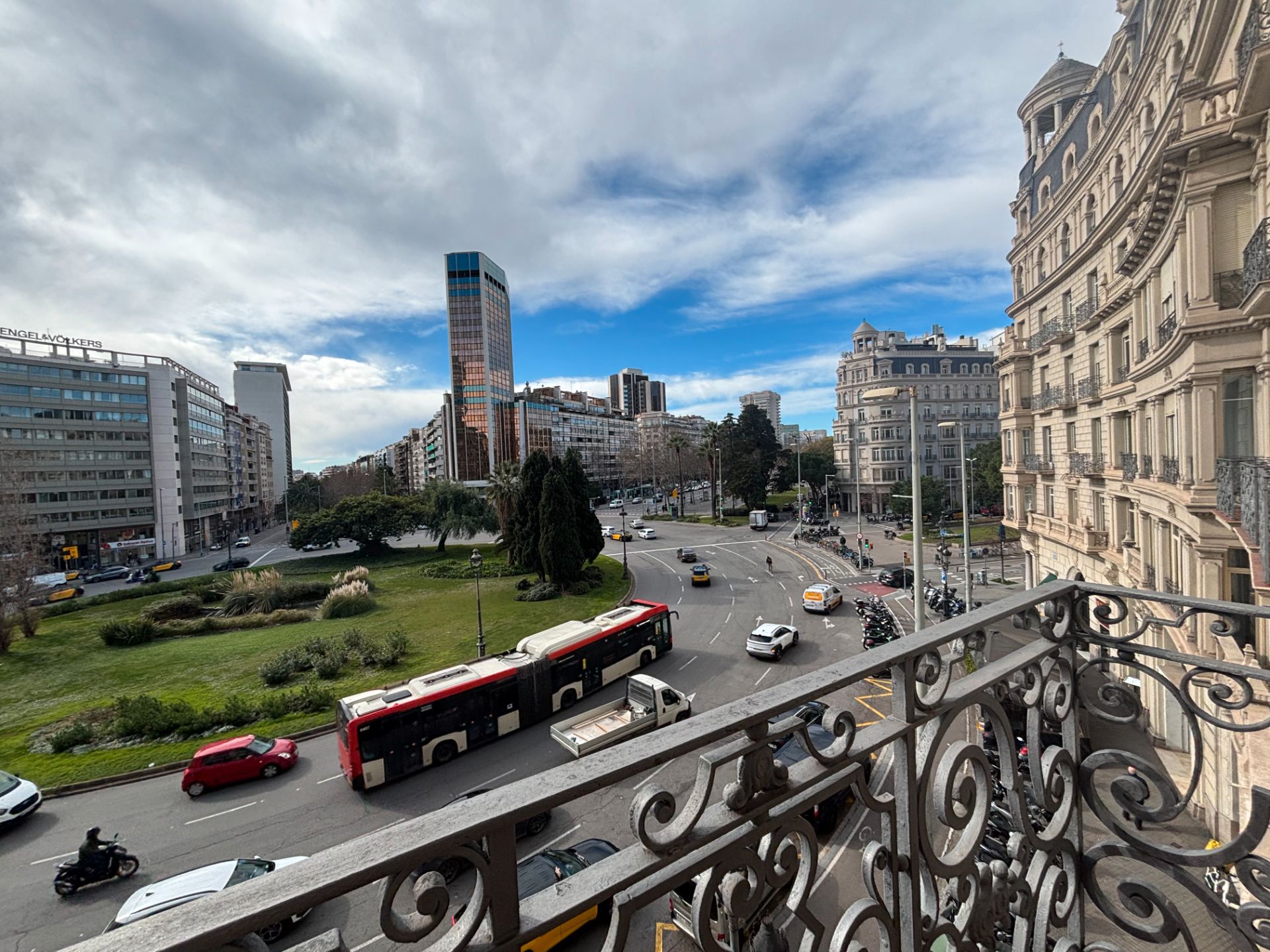 Vista exterior de Oficina de lloguer en  Barcelona Capital amb Aire condicionat i Balcó