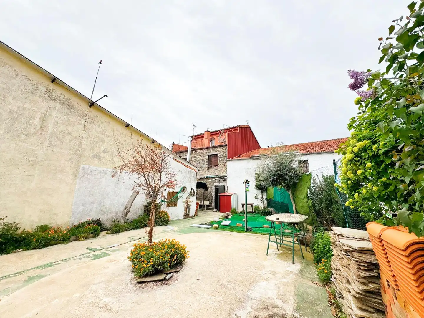 Vista exterior de Casa o chalet en venta en Navarredonda de la Rinconada con Terraza, Trastero y Amueblado