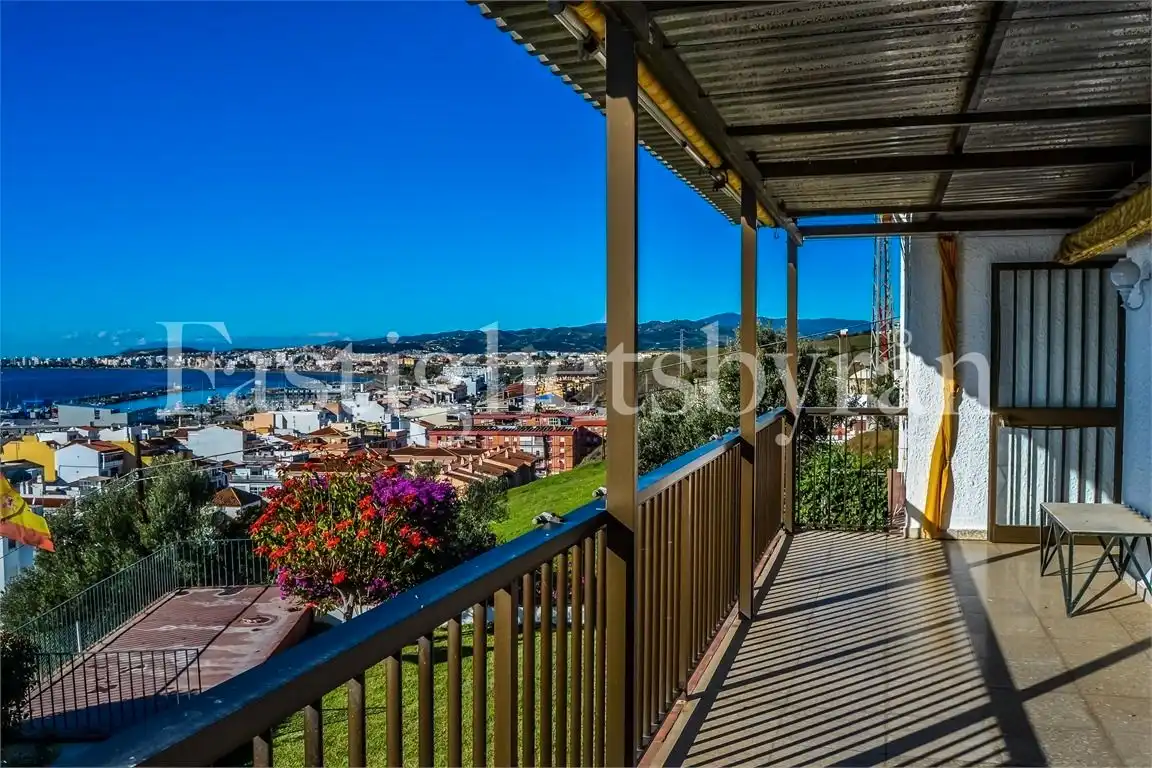 Vista exterior de Casa o chalet en venta en Vélez-Málaga con Jardín privado, Terraza y Piscina