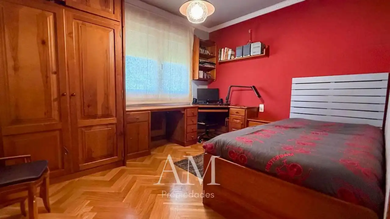 Dormitori de Casa o xalet en venda en Vigo  amb Calefacció, Jardí privat i Terrassa