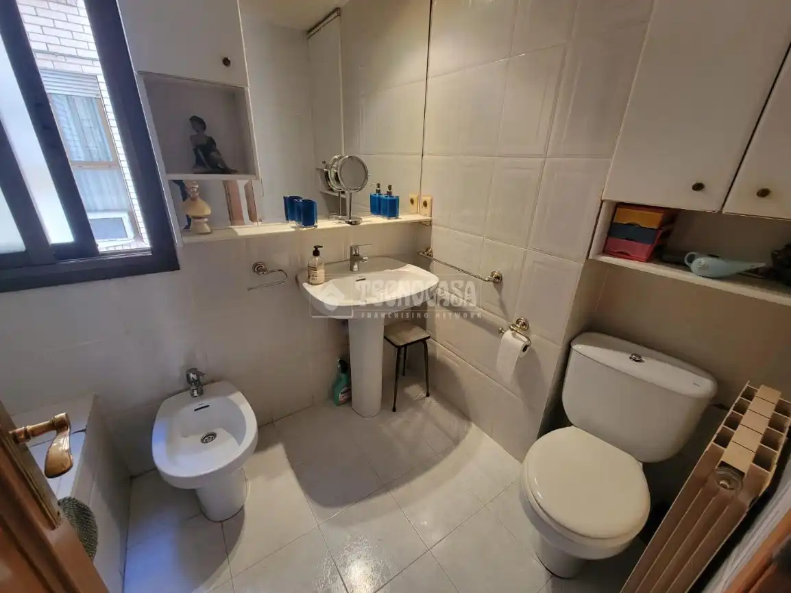 Bathroom of Flat for sale in Zaragoza