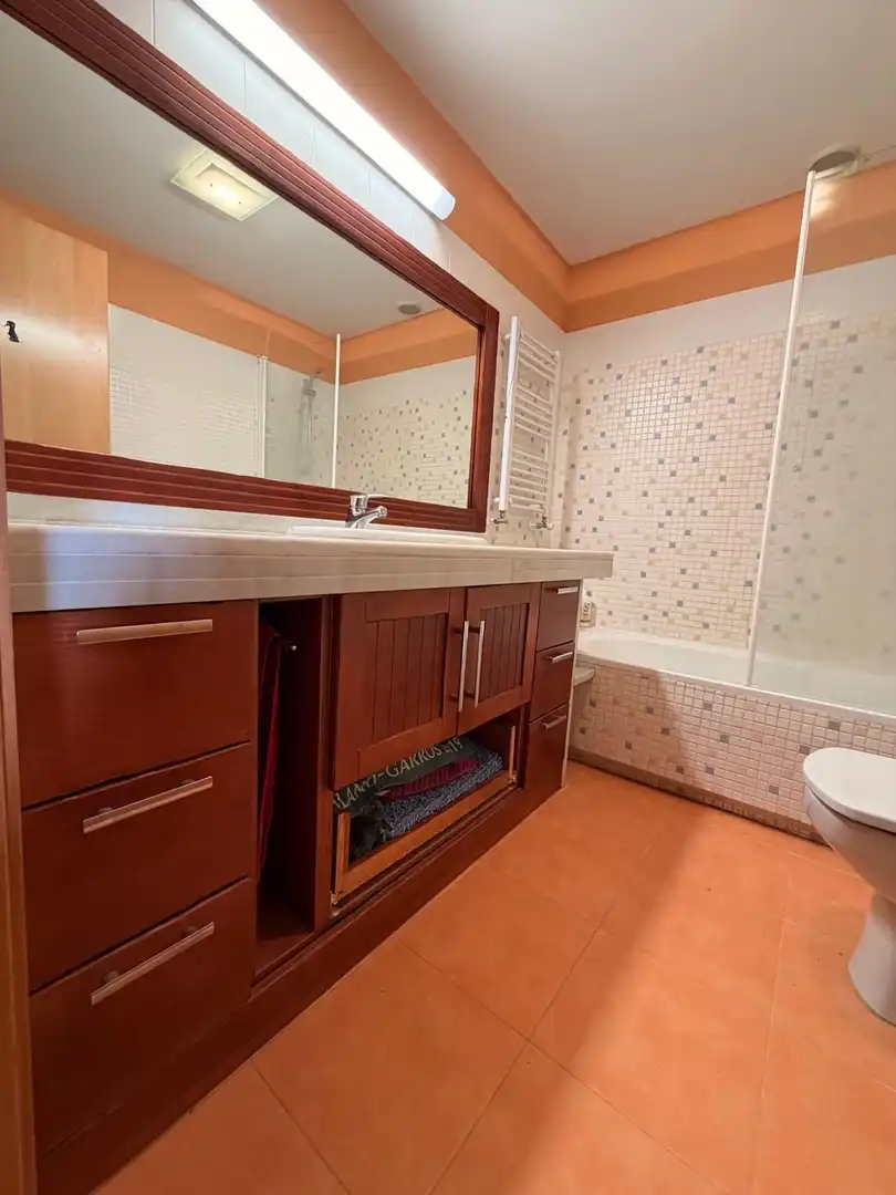 Baño de Casa adosada en venta en Valdemoro con Aire acondicionado, Calefacción y Jardín privado