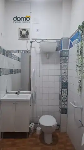 Bany de Local de lloguer en Granada amb Parquet
