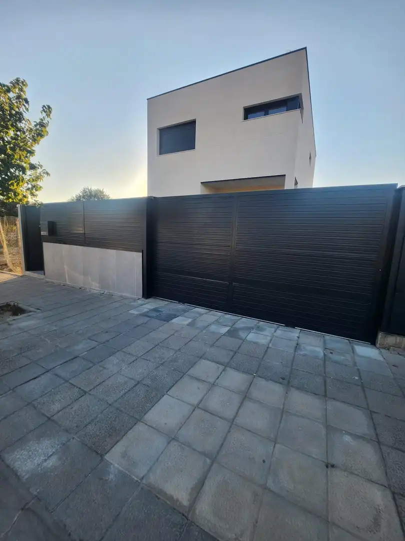 Vista exterior de Casa adosada en venda en Villalbilla amb Calefacció, Jardí privat i Terrassa