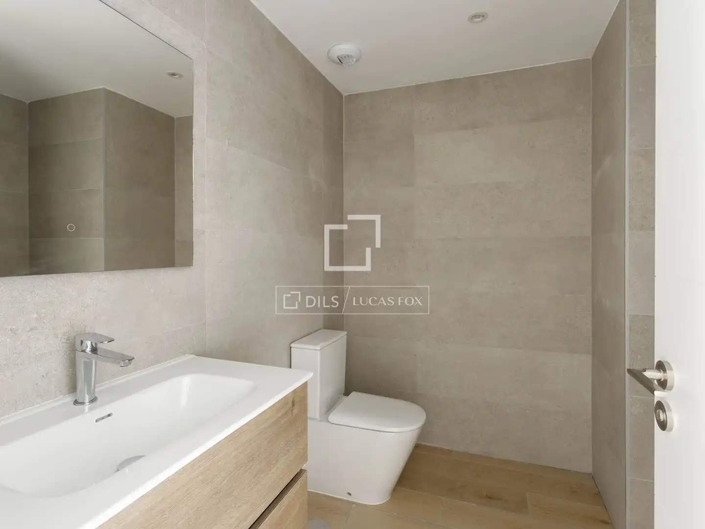 Bathroom of Flat for rent in Madrid  with Air Conditioner, Heating and Parquet flooring