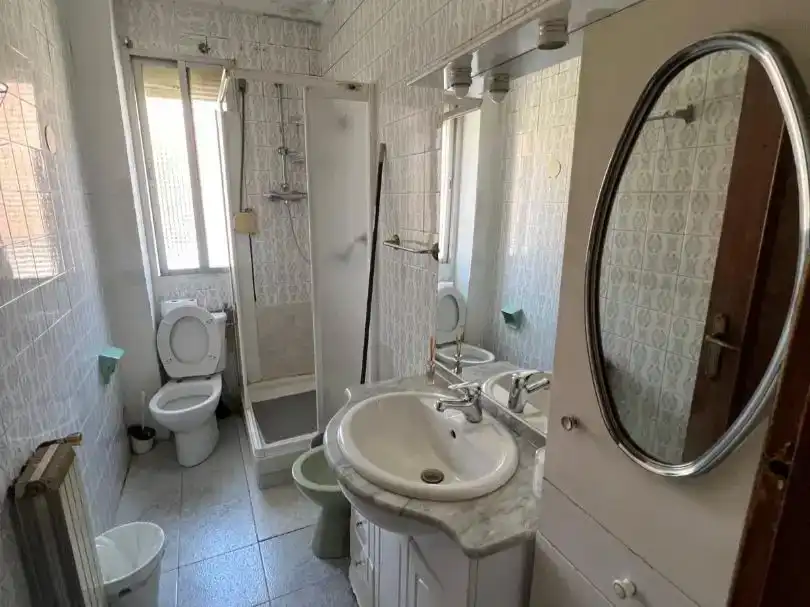 Badezimmer von Wohnung zur Miete in  Madrid Capital mit Klimaanlage und Balkon