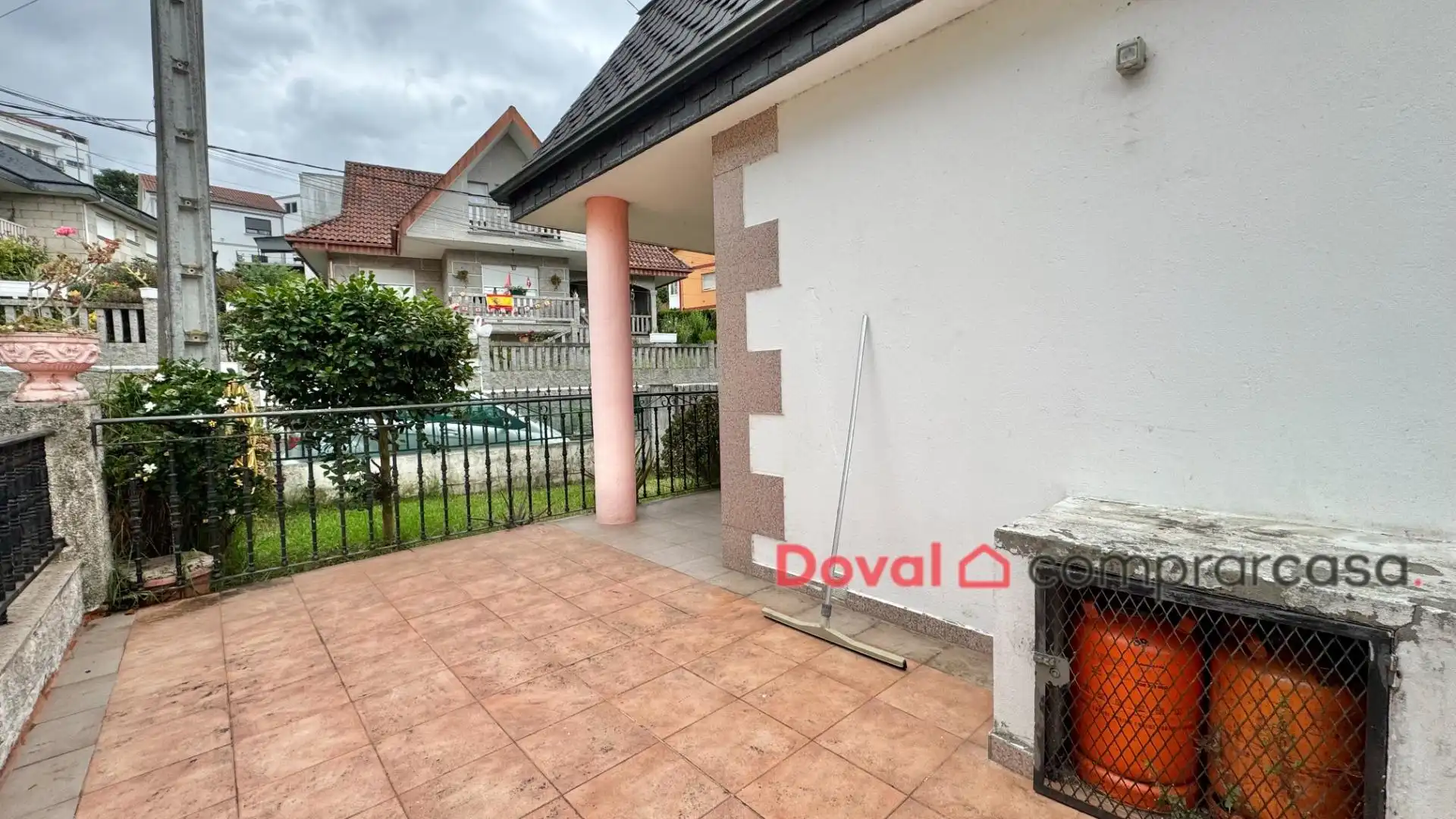 Vista exterior de Casa o xalet en venda en Redondela amb Calefacció, Traster i Piscina