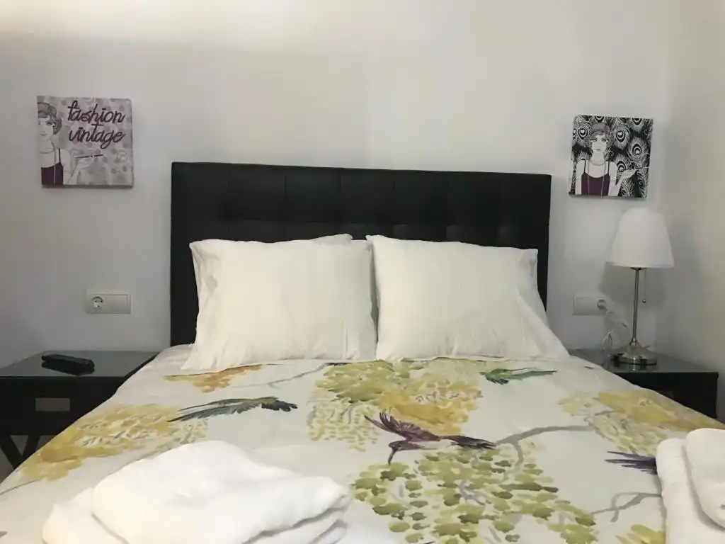 Habitación de Edificio en venta en San Martín del Tesorillo con Alarma