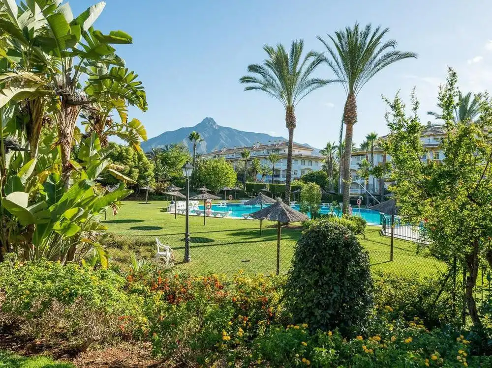 Vista exterior de Planta baixa de lloguer en Marbella amb Terrassa, Piscina i Piscina comunitària