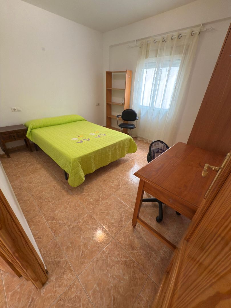 Habitación de Piso de alquiler en  Granada Capital con Amueblado, Lavadora y Balcón