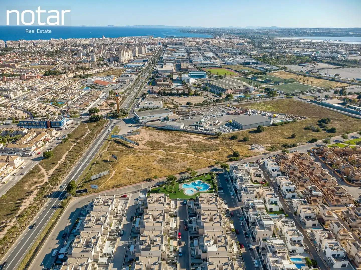 Vista exterior de Casa adosada en venda en Torrevieja amb Jardí privat, Terrassa i Piscina
