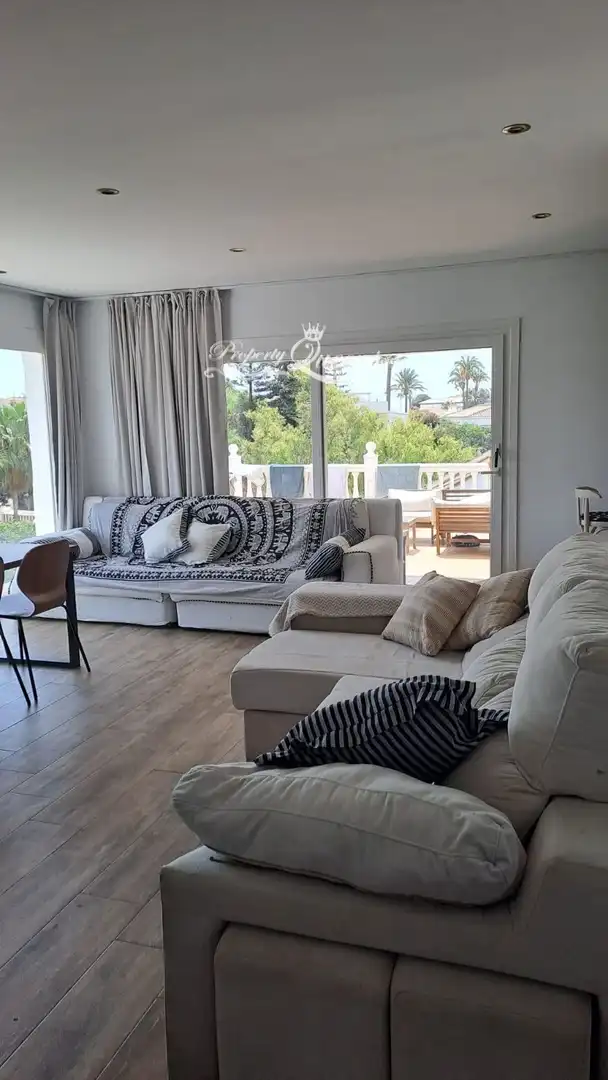 Wohnzimmer von Einfamilien-Reihenhaus zur Miete in Mijas mit Klimaanlage, Terrasse und Schwimmbad